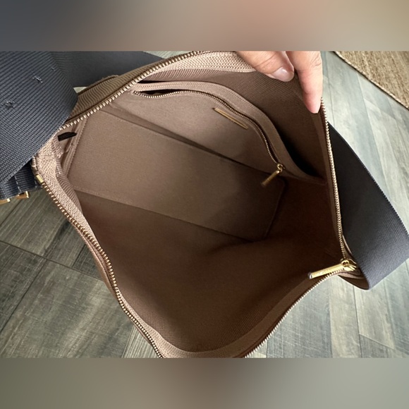 Cuyana Shoulder Bag - Picture 7 of 12